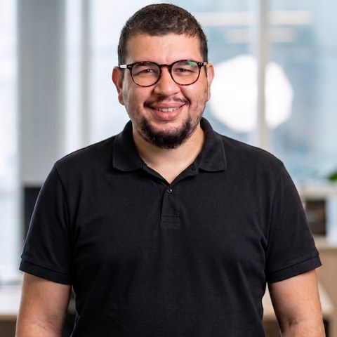 Luis Filipe, retrato de frente, polo preta